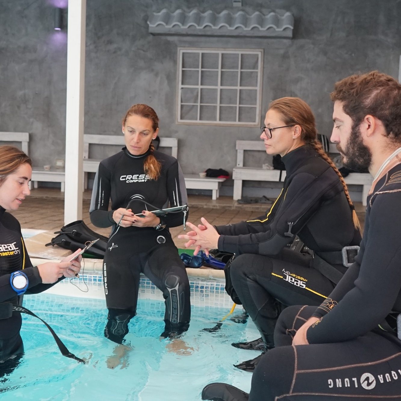 Gruppo di allievi istruttori durante un corso PADI IDC con Diving Puglia D,C,